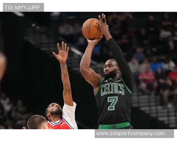 杰伦布朗半场表现惊艳12投7中砍下17分并贡献4篮板3助攻三分球命中率高达75 杰伦布朗半场表现惊艳12投7中砍下17分并贡献4篮板3助攻三分球命中率高达75